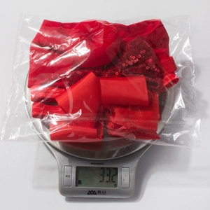 Detailed weight measurement showing 33.2g for a three-piece red baby headband set