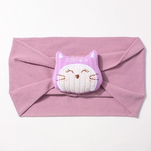 Détail du bandeau en nylon violet avec chat en peluche 3D et broderies délicates