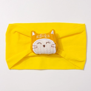 Détail du bandeau en nylon jaune pour bébé avec texture douce et décor chat mignon