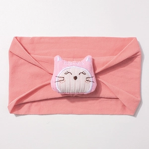Détail du bandeau bébé en nylon côtelé rose avec décoration de chat en peluche 3D