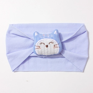 Gros plan d'un bandeau en nylon violet doux avec décoration de chat en peluche bleu clair