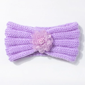 Dettaglio della maglia della fascia per neonata viola con fiore in tulle e perline