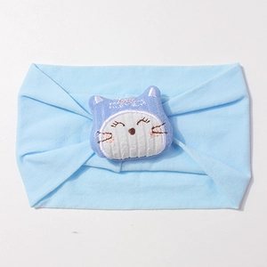 Détail d'un bandeau bébé avec chat brodé violet sur un tissu élastique bleu doux