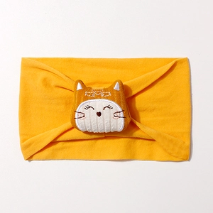 Détail du bandeau bébé en nylon jaune avec un personnage de chaton brodé tout doux