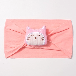 Détail du bandeau bébé avec un chat en peluche 3D mignon sur un tissu élastique rose