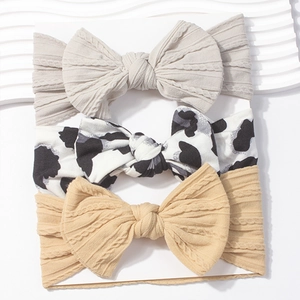 Lot de 3 bandeaux bébé avec imprimé vache et nœuds en tricot torsadé sur carte