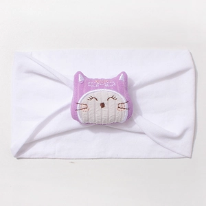 Détail d'un bandeau blanc pour bébé en nylon avec petit chat en peluche violette