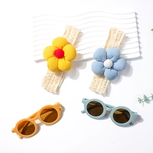 Baby Haarband Set mit Spitze, Retro Sonnenbrille und großen Cord Blumen in Gelb und Blau