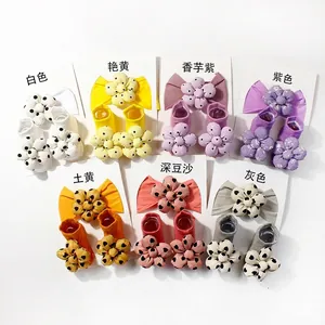 Detaillierte Flachbildansicht von Baby-Stirnbändern und Socken mit 3D-Blumenbögen