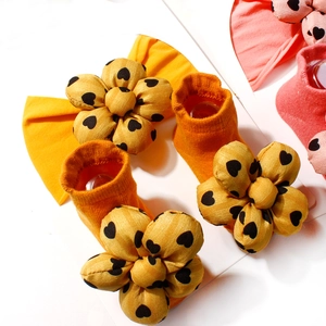 Elastisches Baby-Stirnband und Socken-Set mit 3D-Blumen und Herzmustern