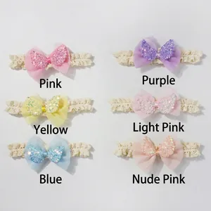Detailansicht von sechs bunten Baby-Stirnbändern mit Paillettenschleifen und Spitze