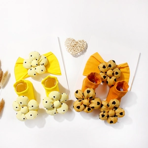 Elastisches Baby-Stirnband und Socken-Set mit floralem Schleifen-Design