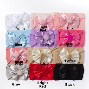 Vue détaillée des bandeaux pour bébé avec nœuds en satin disponibles en 12 coloris variés