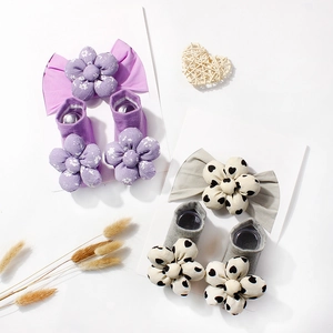 Baby Haarband und Socken Set mit lila Blumenmuster und grauen Herzpunkten Detail
