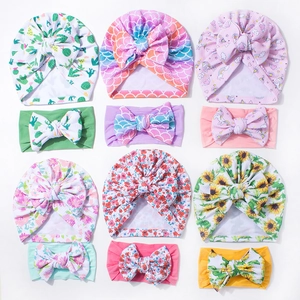Ensemble bonnet gaufré et bandeau bébé avec motifs floraux et nœuds en six modèles