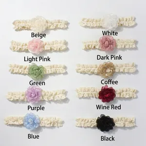 Vue détaillée de bandeaux bébé en dentelle de dix couleurs avec fleurs en tissu élégantes