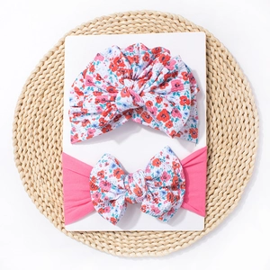 Ensemble bonnet bébé et bandeau à fleurs avec texture gaufrée sur carte blanche