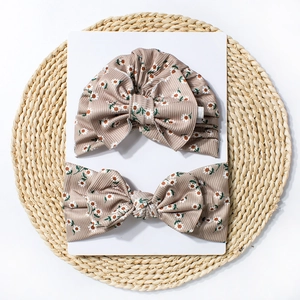 Détail du set turban et bandeau pour bébé avec motif marguerites sur tissu côtelé kaki