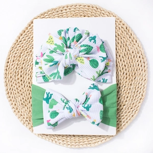 Détails du coffret bonnet et bandeau bébé avec motifs cactus sur tissu gaufré blanc
