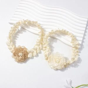 Bandeaux en dentelle pour bébé avec fleurs en organza et perles en doré et blanc crème