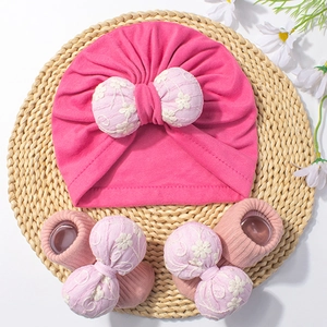 Ensemble bonnet et chaussettes pour bébé avec nœuds en dentelle brodés rose vif