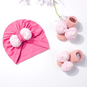 Ensemble bonnet turban et chaussettes rose pour nouveau-né avec nœuds en dentelle fleurie