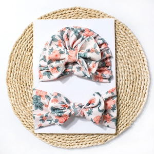 Détails de l'ensemble bonnet turban bébé et bandeau à nœud avec motif floral