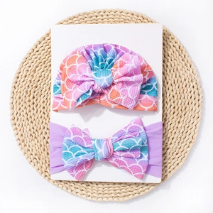 Détail de l'ensemble bonnet turban et bandeau pour bébé avec imprimé écailles de poisson