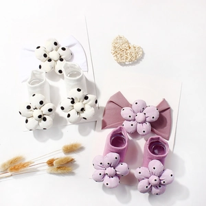 Elastisches Baby-Stirnband und Socken-Set mit gepunktetem Blumendesign in Lila und Weiß