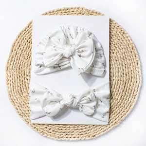 Ensemble bébé bonnet et bandeau à imprimé floral avec grands nœuds décoratifs