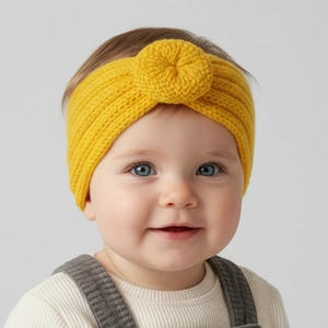 Gros plan d'un bandeau en maille jaune pour bébé avec nœud donut et texture douce côtelée