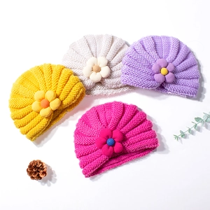 Cappelli a maglia per neonati con fiori 3D in giallo, beige, viola e rosa acceso