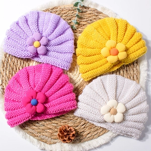 Berretti a maglia per neonati con fiori nei colori viola, giallo, rosa e beige