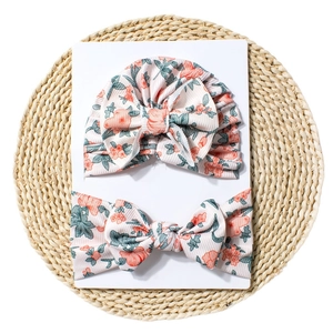 Détail de l'ensemble turban et bandeau pour bébé en tricot côtelé élastique à fleurs