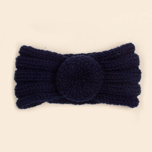 Détail du bandeau tricoté bleu marine pour bébé avec décoration donut et texture côtelée