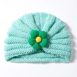 Dettaglio della trama a maglia del cappello a turbante verde menta per neonati