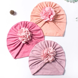 Berretti a fiori in cotone per neonati nei toni rosa arancio, rosso rosa e lilla