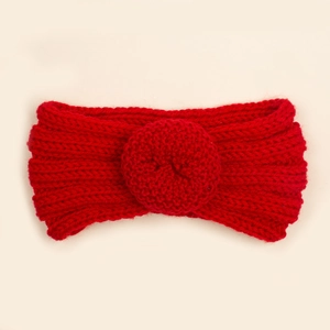 Détail du bandeau bébé en maille rouge avec une fleur au crochet faite à la main