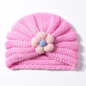 Dettaglio del turbante in maglia rosa per neonati con fiore 3D a righe e centro blu