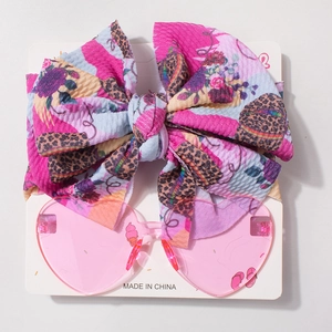 Ensemble bandeau bébé léopard rose et lunettes de soleil cœur sur carte support