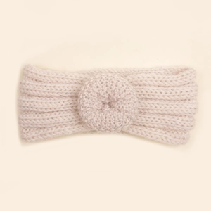 Gros plan sur un bandeau bébé en maille crème avec décor donut et texture épaisse