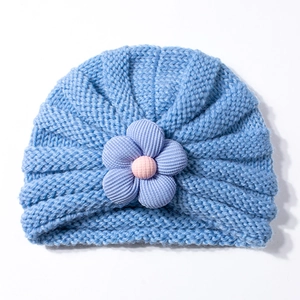 Grazioso cappello a turbante a maglia azzurro per neonati con fiore di peluche per l'autunno