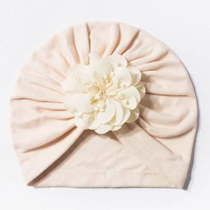 Dettaglio del turbante per neonati con grande fiore decorativo e morbido cotone rosa