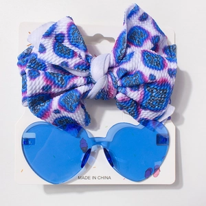 Ensemble bandeau léopard pour bébé avec lunettes de soleil cœur bleues sur carte