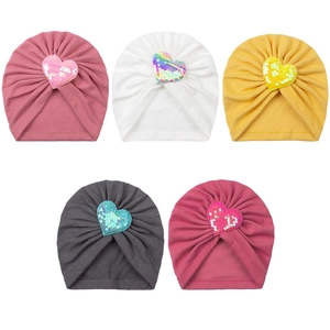 Lot de cinq bonnets turban pour bébé avec cœur à paillettes en maille douce pour l'hiver