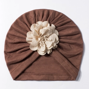 Turbante marrone per neonati con un grande fiore in tessuto crema per la protezione