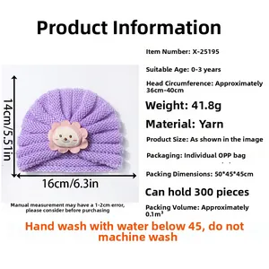 Bonnet en tricot violet pour bébé avec écusson lion montrant les dimensions 14x16cm et taille