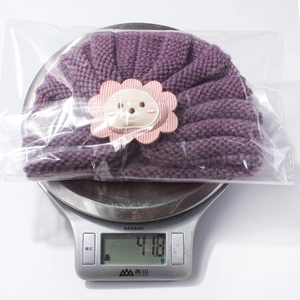 Affichage du poids de 41,8g pour le bonnet en tricot violet bébé avec écusson animal