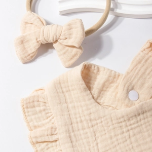 Set bavaglino in garza di cotone beige e fascia con fiocco con eleganti bordi a volant