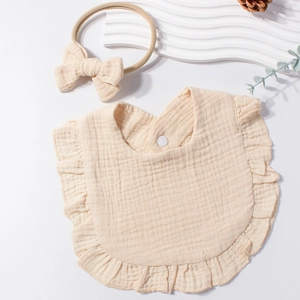 Set bavaglino in cotone e fascia con fiocco in mussola color crema con volant decorativi